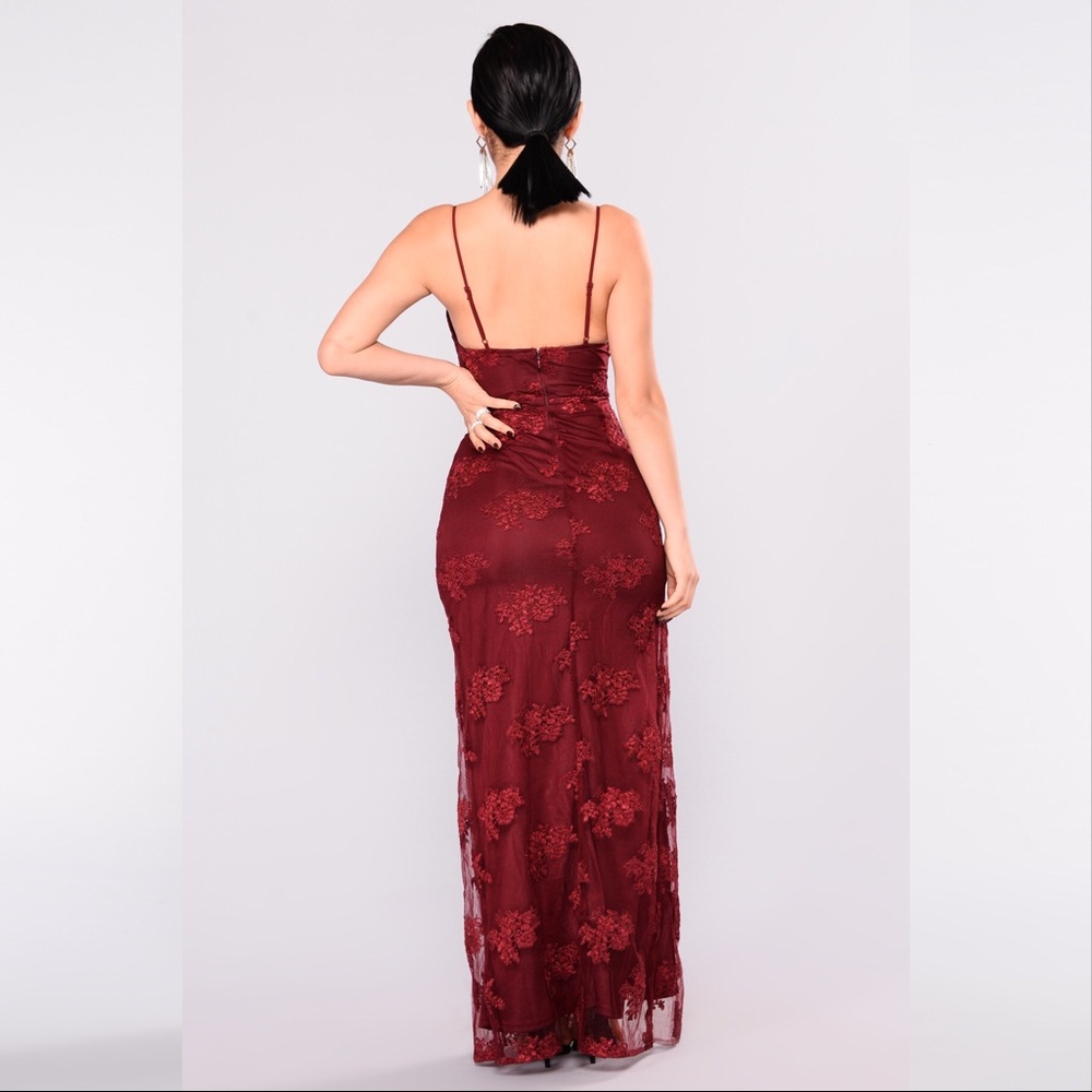 Long burgundy dress with slit done the leg - Picture 2 of 3